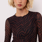 model draagt de lawrence top van fluresk in mocha bruin en zwart.