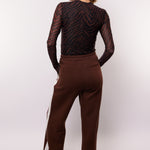 model draagt de mairen pants van fluresk