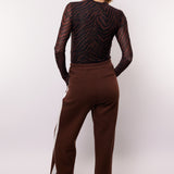 model draagt de mairen pants van fluresk