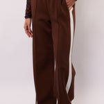 model draagt de mairen pants van fluresk