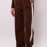 model draagt de mairen pants van fluresk