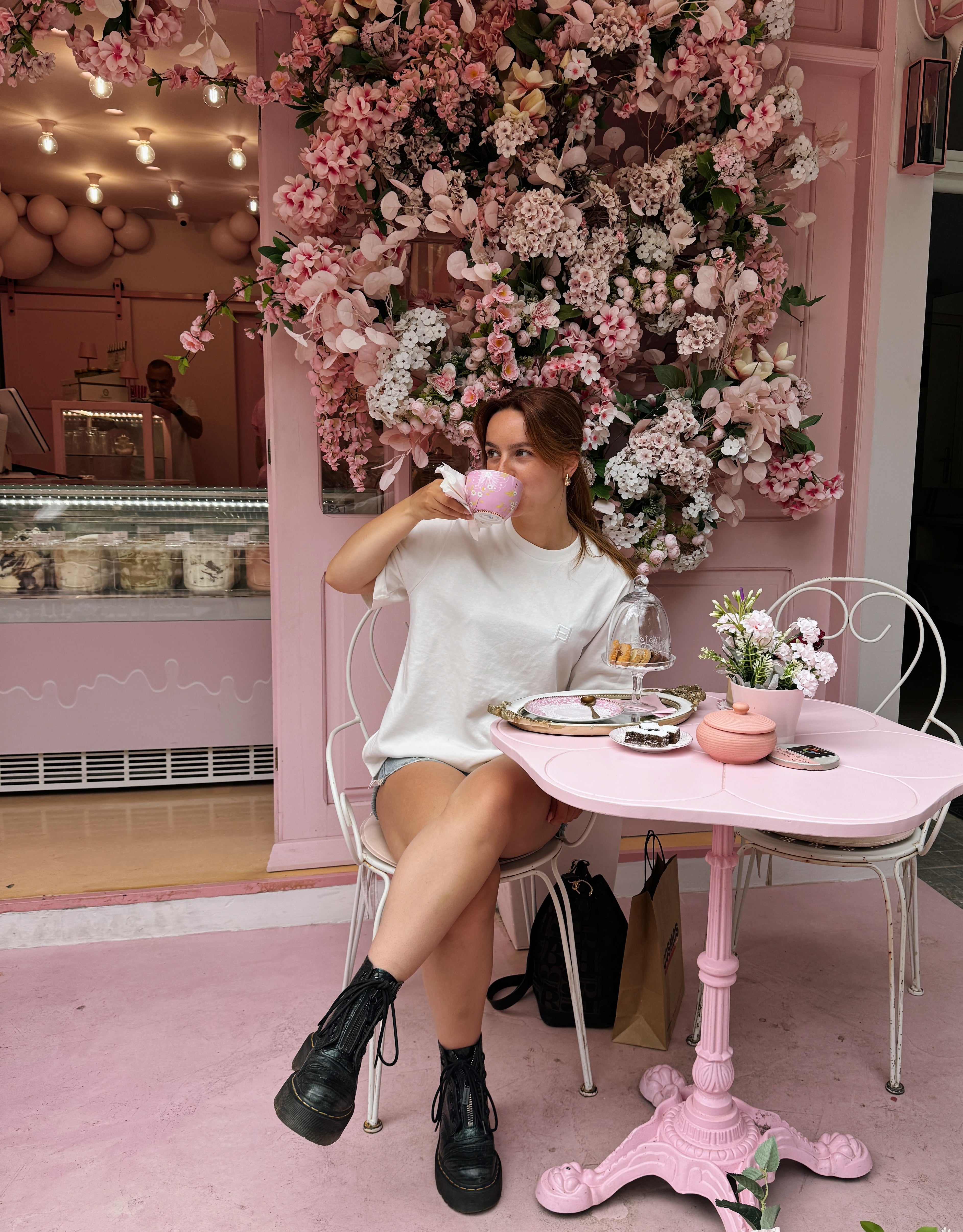Perfecte foto locatie roze achtergrond thee drinken in leuke kleding