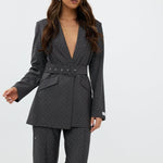 model draagt de Ann Blazer en de Ann trousers van heyb club in grijs met glitters en ceintuur.