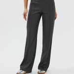model draagt de ann trousers van heyb club in grijs met steentjes.