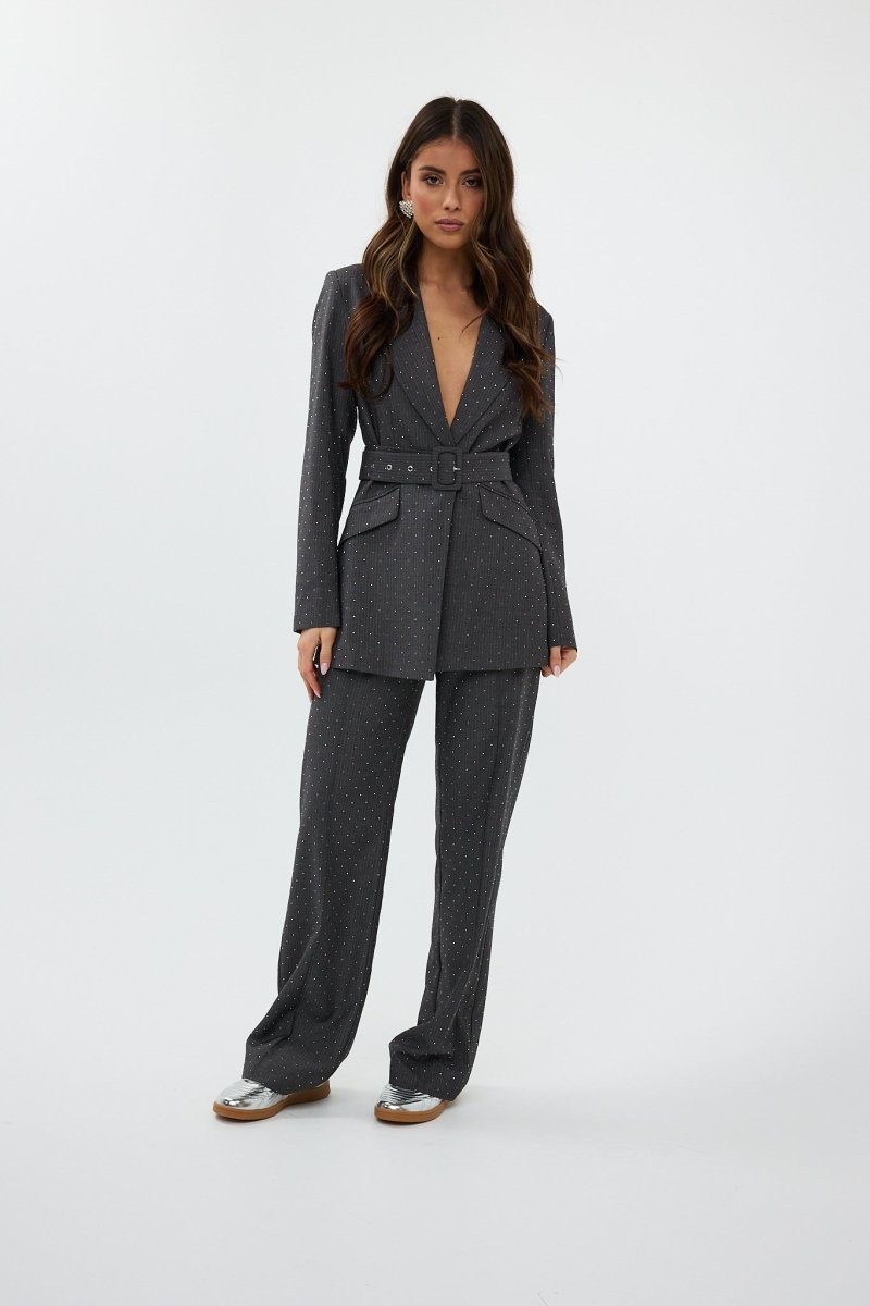 model draagt de ann trousers en de ann blazer van heyb club in grijs met steentjes.