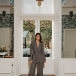 model draagt de Ann Blazer en de Ann trousers van heyb club in grijs met glitters en ceintuur.