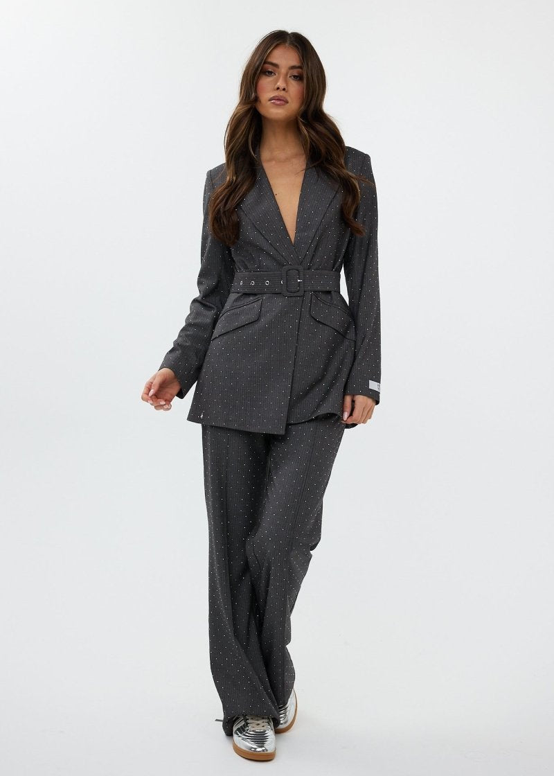 model draagt de ann trousers en de ann blazer van heyb club in grijs met steentjes.