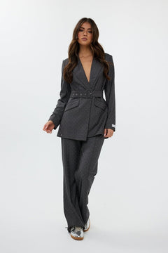 model draagt de ann trousers en de ann blazer van heyb club in grijs met steentjes.