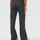 model draagt de ann trousers van heub club met strass steentjes.