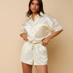 HEYB Club Bowy Jacket in crème – satijnen set met cropped blouse en bijpassende shorts | Jo&Co Club