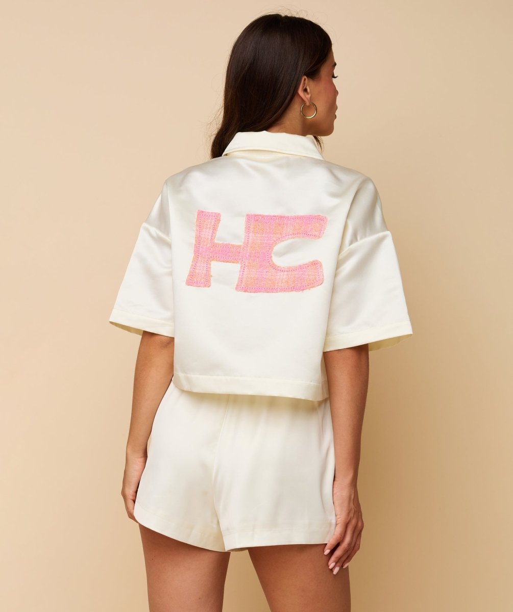 Jas HEYB Club Bowy Jacket Crème – Crèmekleurig cropped jasje met roze HC logo op de rug | Jo&Co Club