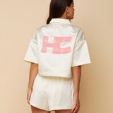 Jas HEYB Club Bowy Jacket Crème – Crèmekleurig cropped jasje met roze HC logo op de rug | Jo&Co Club