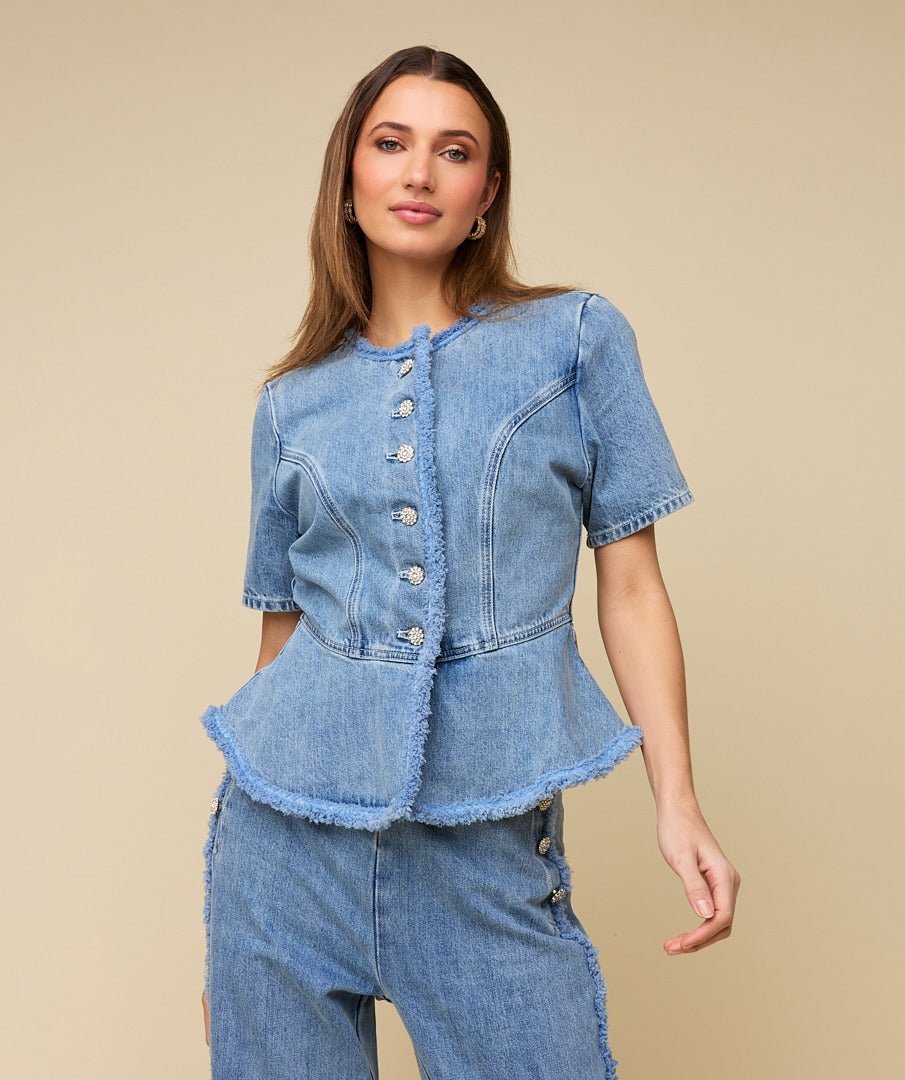 Model in lichtblauwe denim peplum top HEYB Club Paris | Jo&Co Club