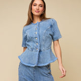 Model in lichtblauwe denim peplum top HEYB Club Paris | Jo&Co Club