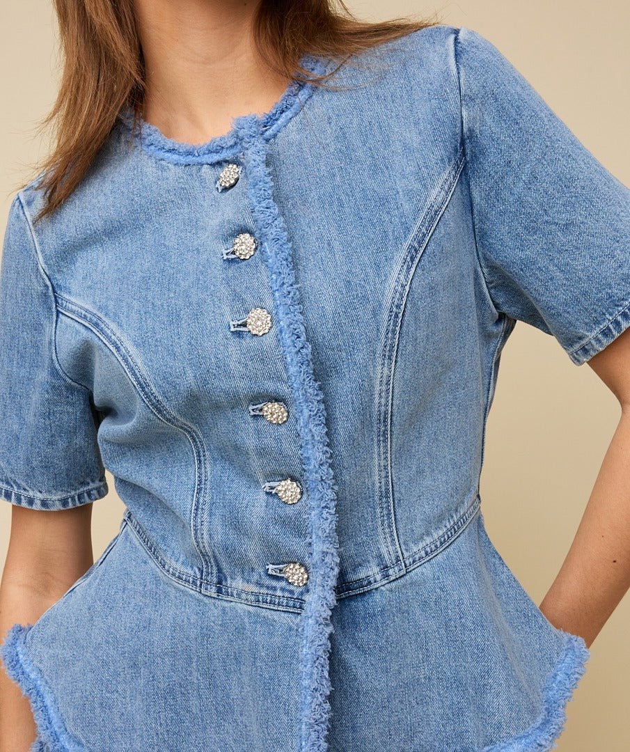Model in lichtblauwe denim peplum top HEYB Club Paris, andere kant | Jo&Co Club