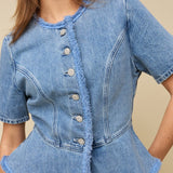 Model in lichtblauwe denim peplum top HEYB Club Paris, andere kant | Jo&Co Club