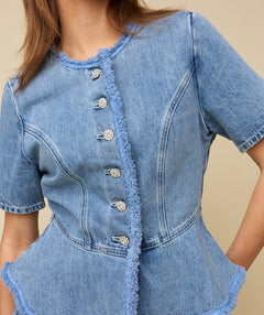 Model in lichtblauwe denim peplum top HEYB Club Paris, andere kant | Jo&Co Club