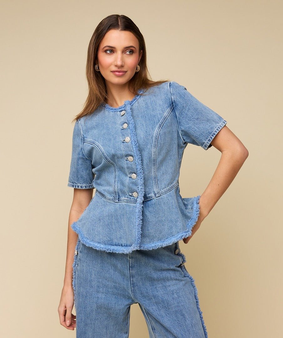 Model in lichtblauwe denim peplum top HEYB Club Paris, andere kant | Jo&Co Club
