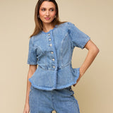 Model in lichtblauwe denim peplum top HEYB Club Paris, andere kant | Jo&Co Club