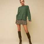 Model in groene gebreide trui HEYB Club Milu | Jo&Co Club