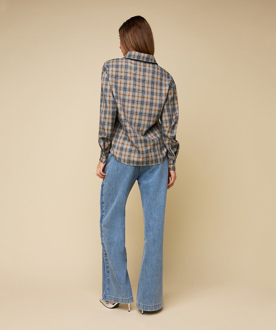 Model in geruite blouse met glans HEYB Club Sylvie, andere kant | Jo&Co Club