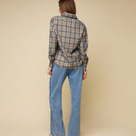 Model in geruite blouse met glans HEYB Club Sylvie, andere kant | Jo&Co Club
