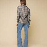 Model in geruite blouse met glans HEYB Club Sylvie, andere kant | Jo&Co Club