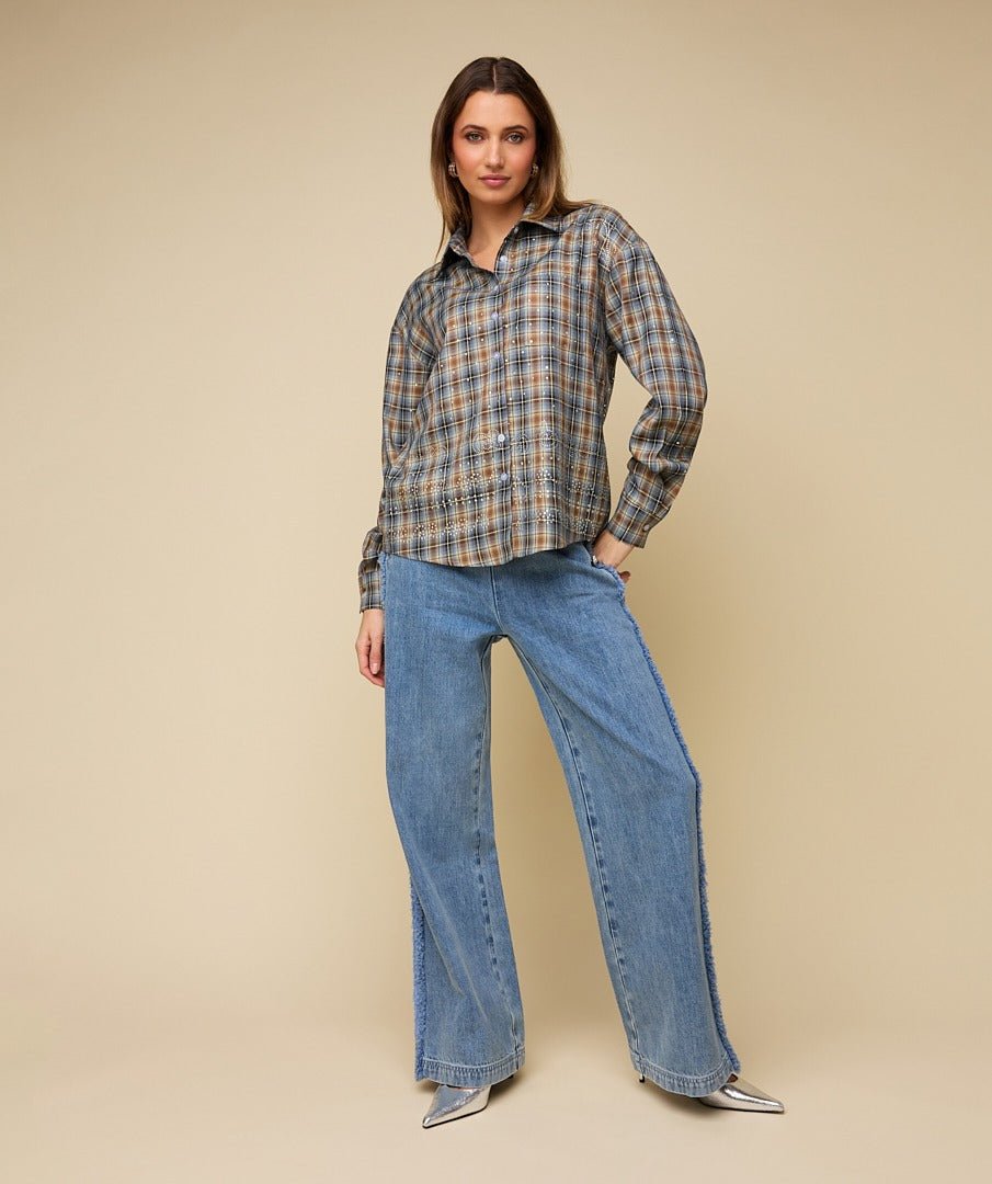 Model in geruite blouse met glans HEYB Club Sylvie, andere kant | Jo&Co Club