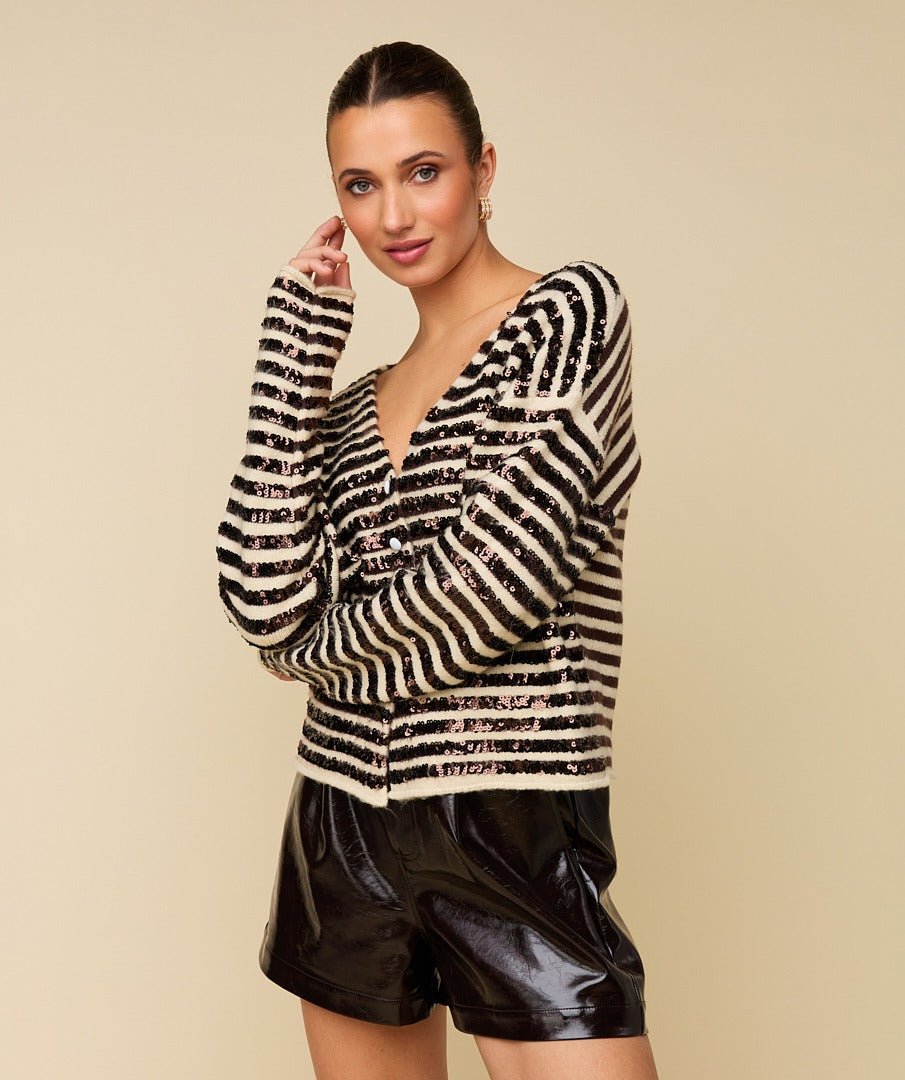 Model in bruin-crème gestreept vest HEYB Club Ivy | Jo&Co Club