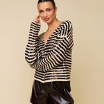 Model in bruin-crème gestreept vest HEYB Club Ivy | Jo&Co Club