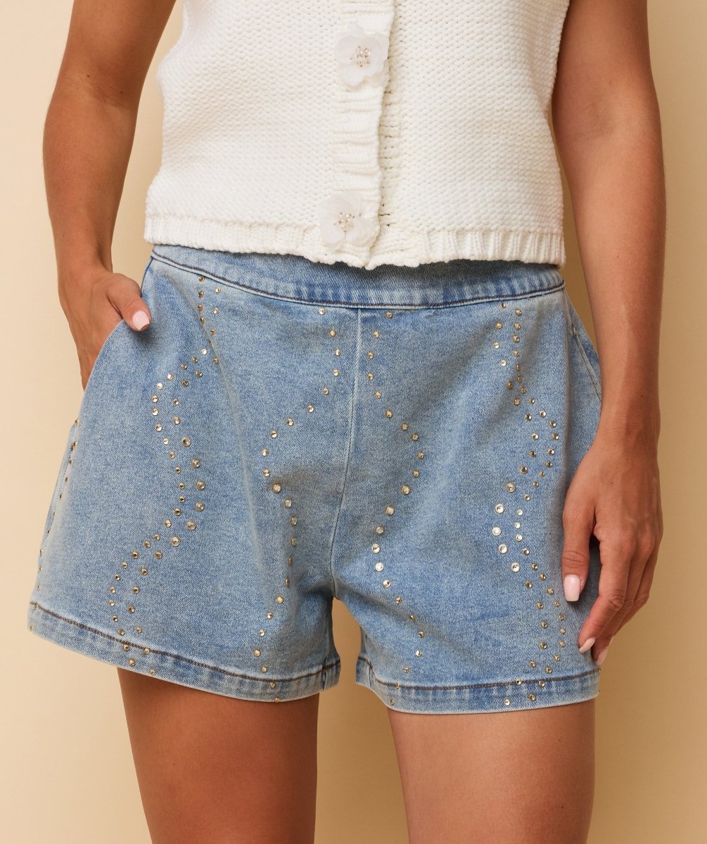 HEYB Club Gia Shorts | Denim – Lichte A-lijn jeansshort met opvallende goudkleurige studs. | Jo&Co Club