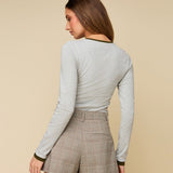 Achterkant of detail grijze longsleeve met groene randjes en logo HEYB Club | Jo&Co Club