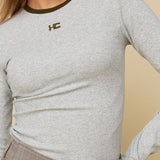 Model in grijze longsleeve met groene randjes en logo HEYB Club | Jo&Co Club
