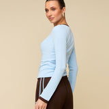 Model in lichtblauwe longsleeve met bruine randjes HEYB Club, andere kant | Jo&Co Club