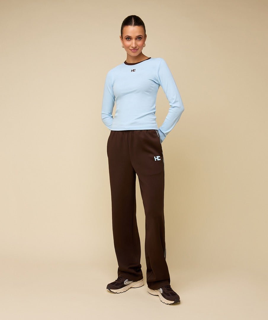 Model in lichtblauwe longsleeve met bruine randjes HEYB Club, andere kant | Jo&Co Club