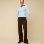 Model in lichtblauwe longsleeve met bruine randjes HEYB Club, andere kant | Jo&Co Club