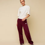 Model in crème boxy t-shirt met logo HEYB Club, andere kant | Jo&Co Club