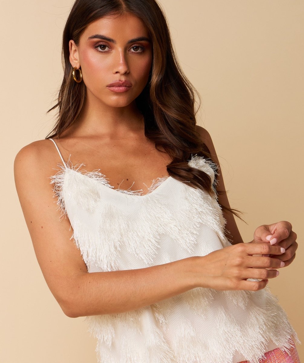 HEYB Club Jaimy Top white – Witte top met speelse franje-textuur en V-hals | Jo&Co Club