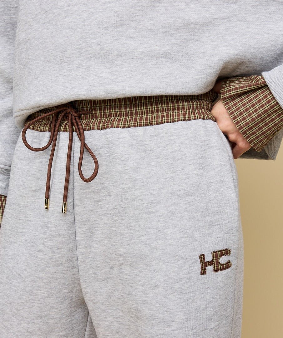 Model in grijze joggingbroek HEYB Club Celine, andere kant | Jo&Co Club