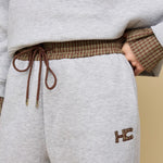 Model in grijze joggingbroek HEYB Club Celine, andere kant | Jo&Co Club