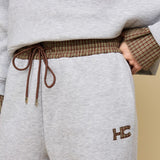 Model in grijze joggingbroek HEYB Club Celine, andere kant | Jo&Co Club