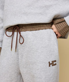 Model in grijze joggingbroek HEYB Club Celine, andere kant | Jo&Co Club