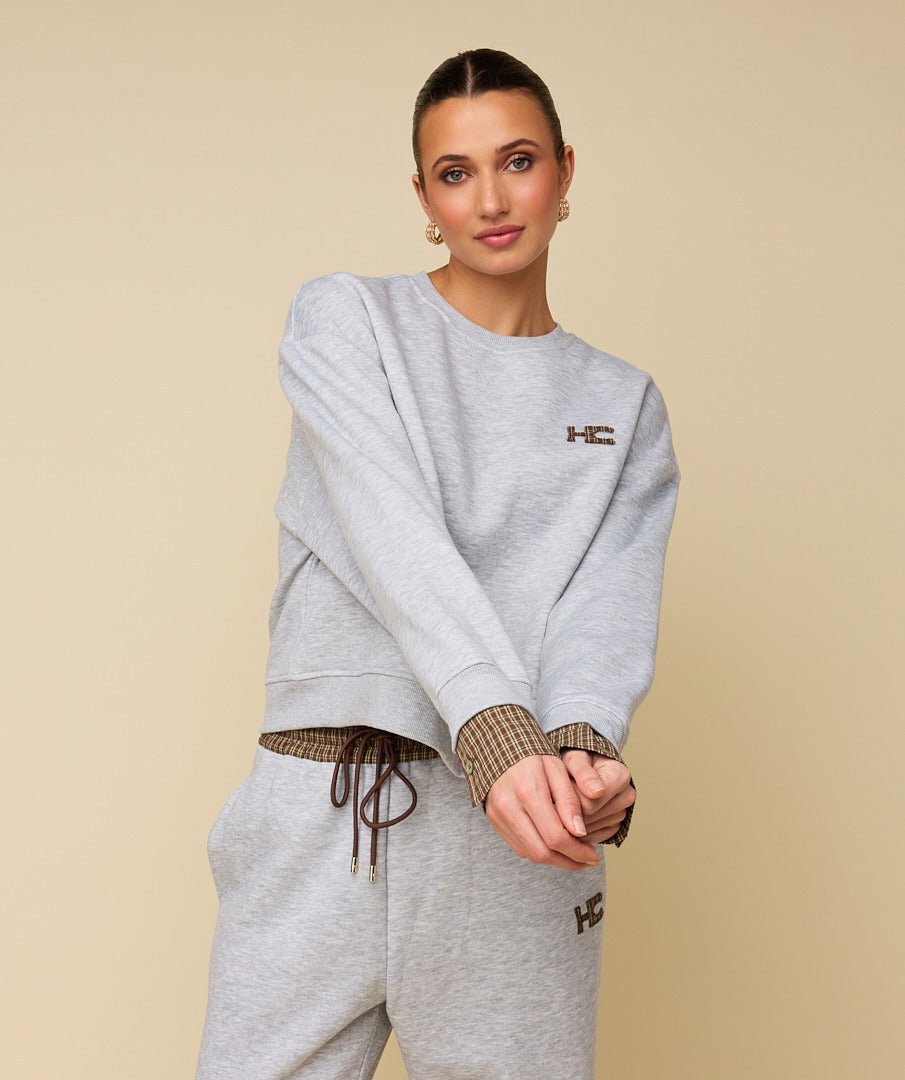 Model in grijze joggingbroek HEYB Club Celine | Jo&Co Club