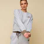 Model in grijze joggingbroek HEYB Club Celine | Jo&Co Club