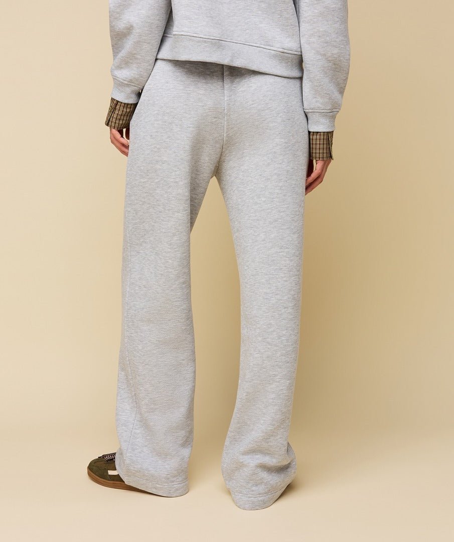 Achterkant of detail grijze joggingbroek HEYB Club Celine | Jo&Co Club