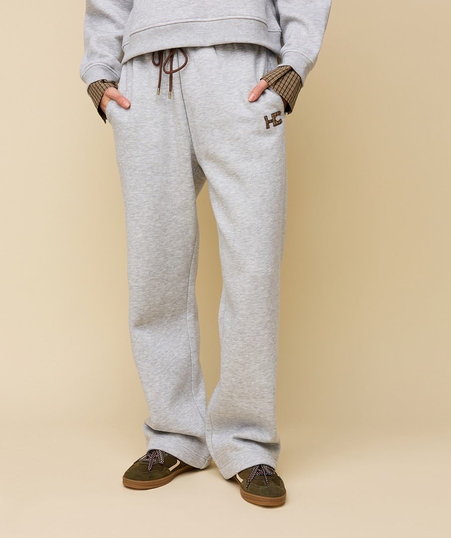 Model in grijze joggingbroek HEYB Club Celine, andere kant | Jo&Co Club