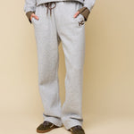 Model in grijze joggingbroek HEYB Club Celine, andere kant | Jo&Co Club
