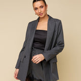 Model in grijze krijtstreep blazer HEYB Club Flo | Jo&Co Club