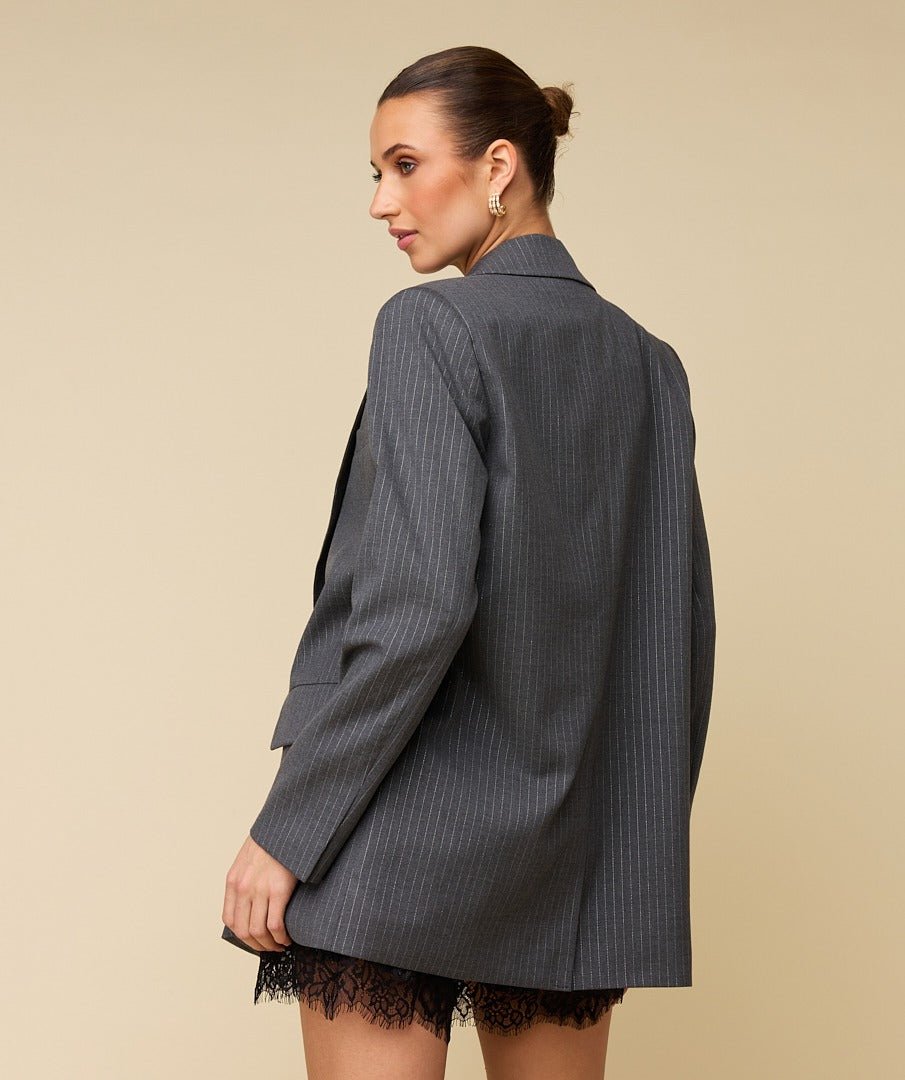 Achterkant of detail grijze krijtstreep blazer HEYB Club Flo | Jo&Co Club