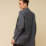 Achterkant of detail grijze krijtstreep blazer HEYB Club Flo | Jo&Co Club